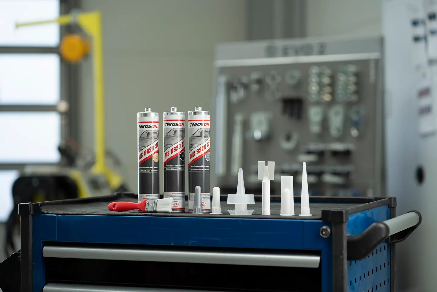 
Henkel bietet mit Teroson MS 9320 SF eine innovative Lösung in der Fahrzeugreparatur.