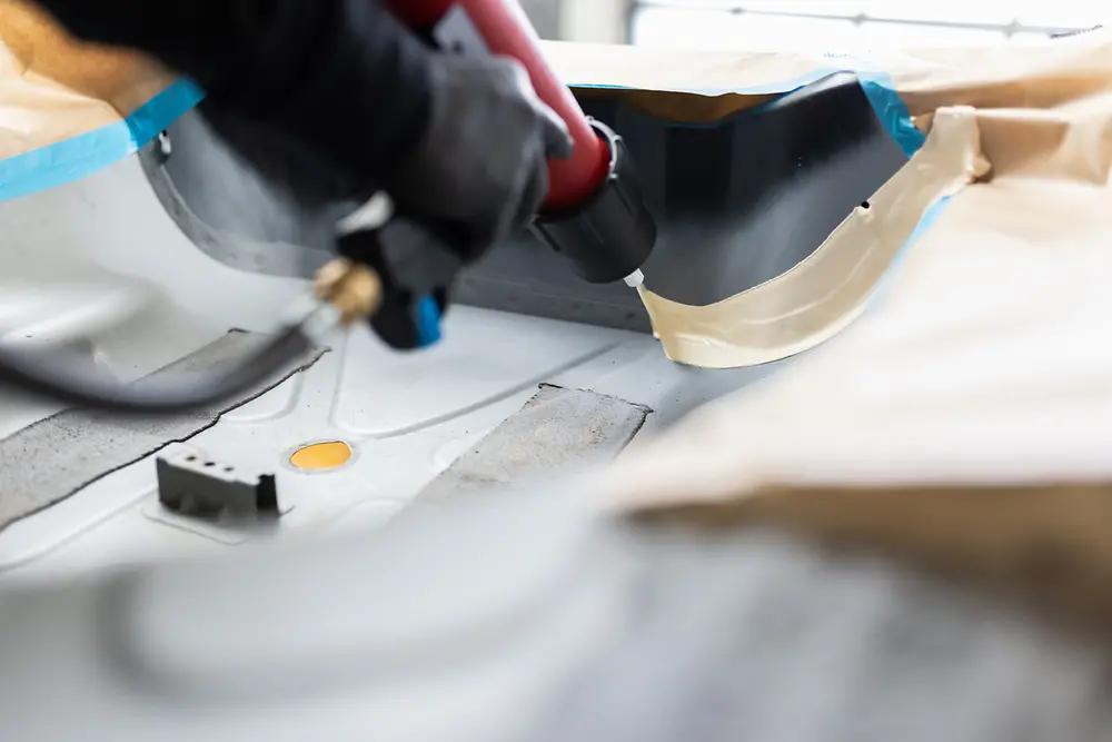 
Teroson MS 9320 SF ist ein chemisch aushärtende Dichtstoff auf Basis von MS-Polymer, der sich ideal zur Nachbildung aller Arten von Nahtabdichtung direkt aus dem Dosiergerät eignet.