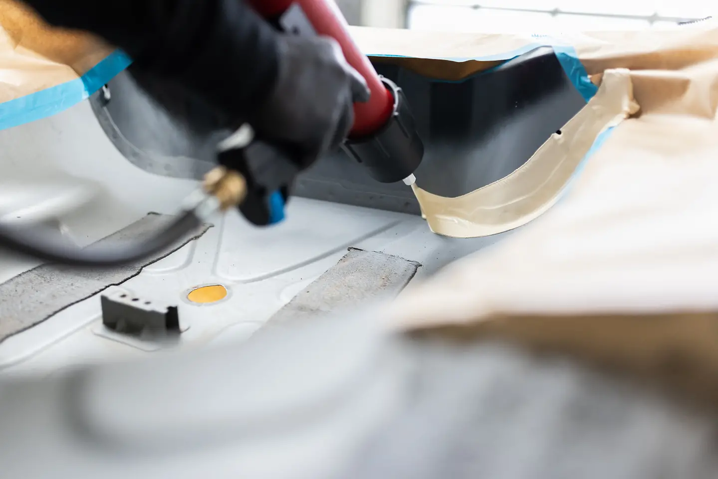 
Teroson MS 9320 SF ist ein chemisch aushärtende Dichtstoff auf Basis von MS-Polymer, der sich ideal zur Nachbildung aller Arten von Nahtabdichtung direkt aus dem Dosiergerät eignet.