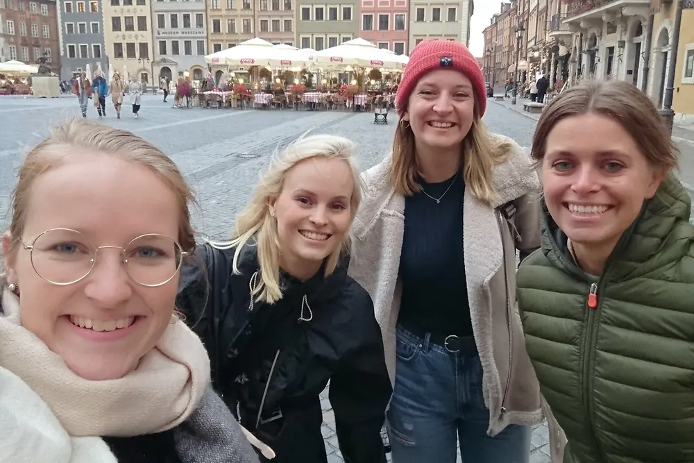 Vier Frauen stehen auf einem Marktplatz in Warschau.