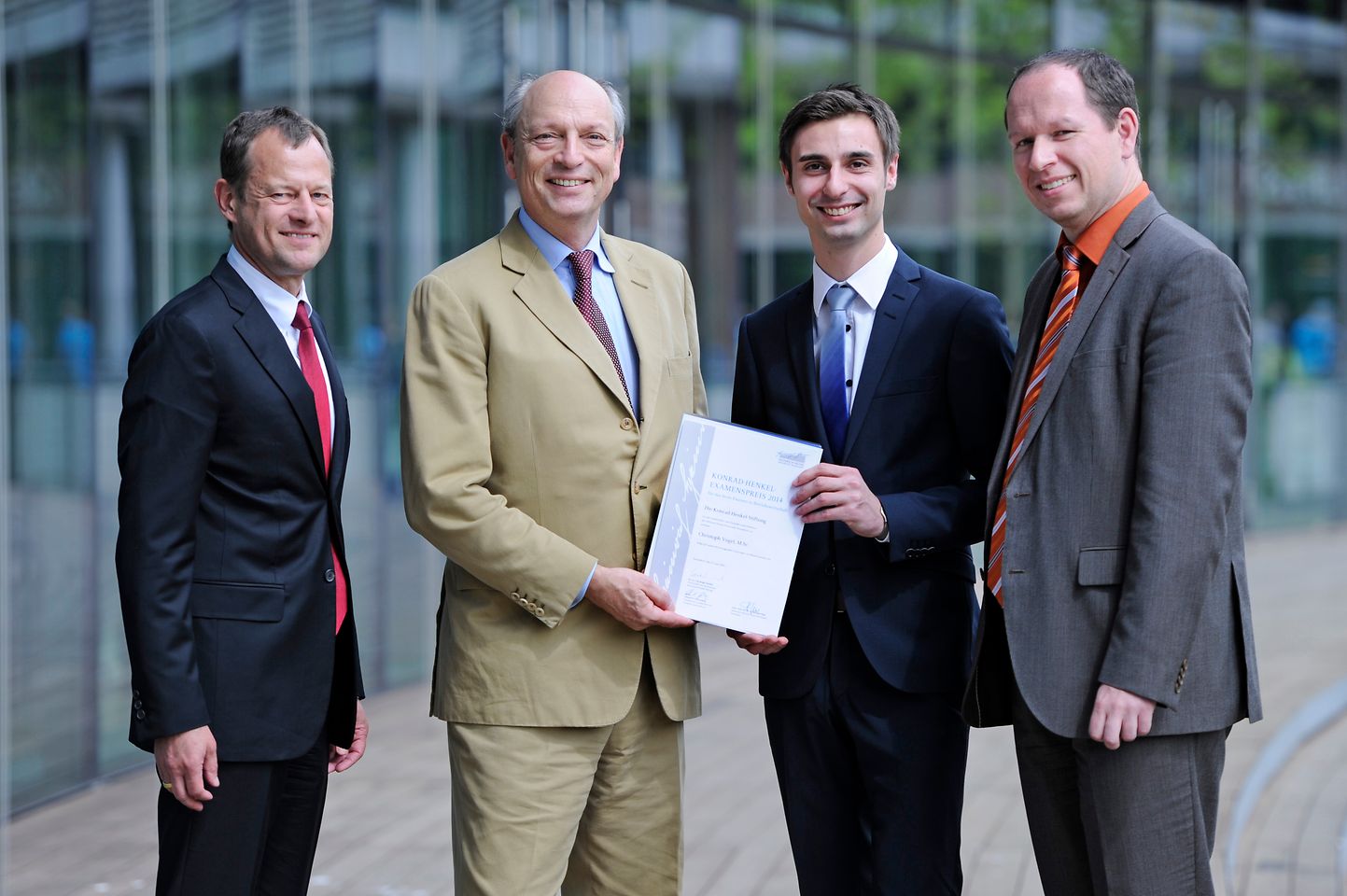 Konrad-Henkel-Examenspreis: Christoph Vogel (2. von rechts) nimmt die Auszeichnung entgegen