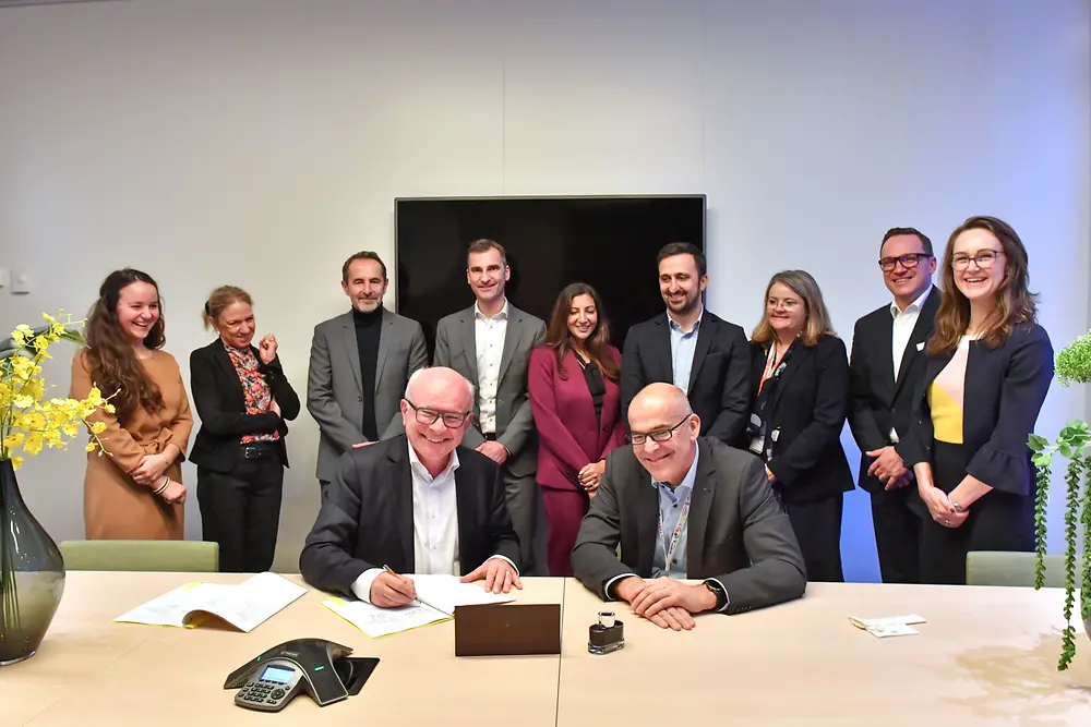 Henkel und Shell Teams beim Signing Event zur Kooperation für den Einsatz von nachwachsenden Rohstoffen
