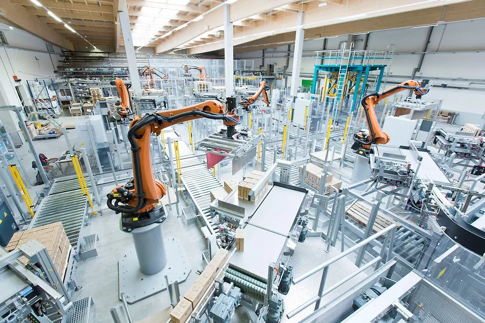 Ein Roboter hilft bei der Produktion. 