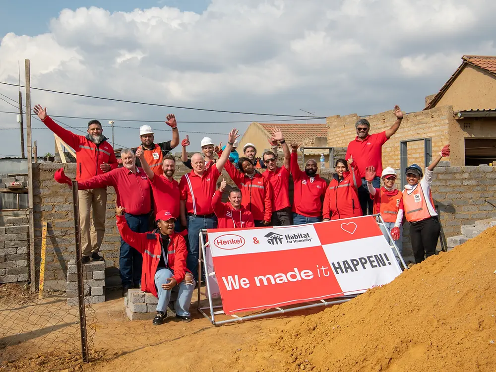
Im Rahmen von ‚Welcome Home‘ können Henkel-Mitarbeiter aus aller Welt jedes Jahr in Zusammenarbeit mit renommierten NGOs ehrenamtlich in mehreren Neubau- oder Renovierungsprojekten mitarbeiten. Bild: Südafrika