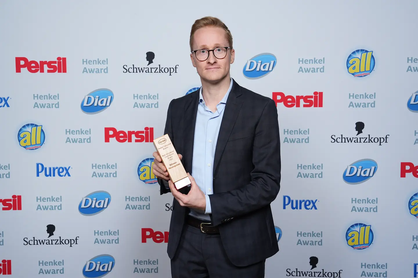 
Jens Kolind nimmt den „Best Innovation Contributor 2022“ Preis im Waschmittelbereich stellvertretend für Novozymes entgegen.