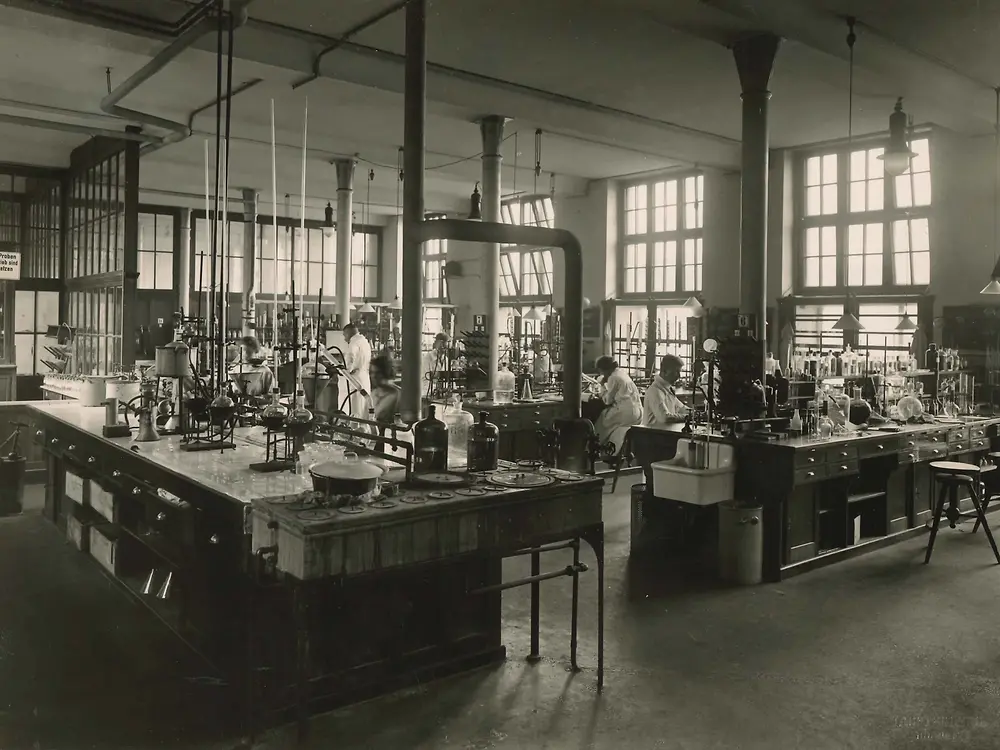 Mitarbeiter:innen in einem Labor im Jahr 1925.