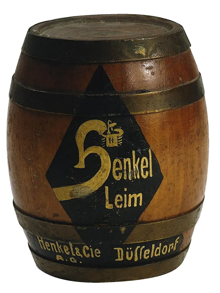 Ein Fass mit der Aufschrift „Henkel Leim“ aus dem Jahr 1925.