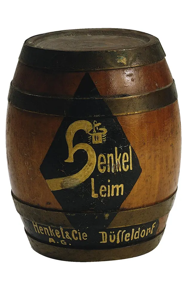 Ein Fass mit der Aufschrift „Henkel Leim“ aus dem Jahr 1925.