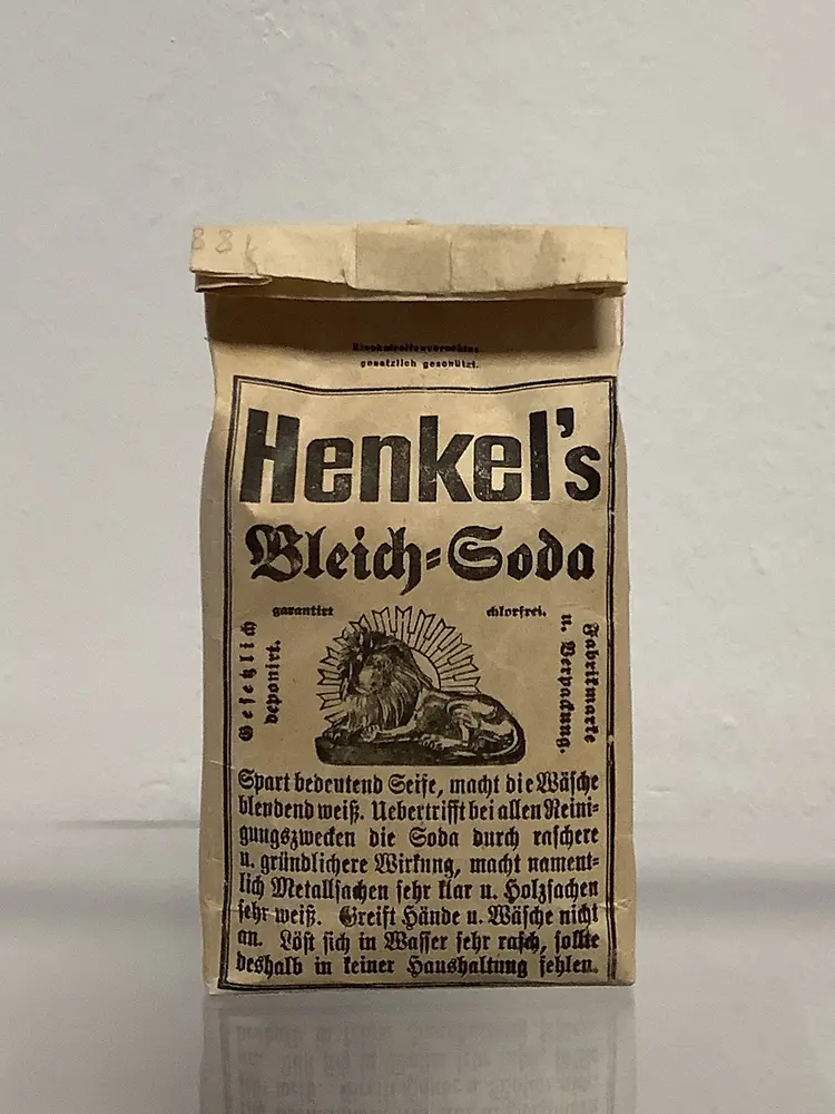 Produktpäckchen von „Henkel’s Bleich-Soda“.