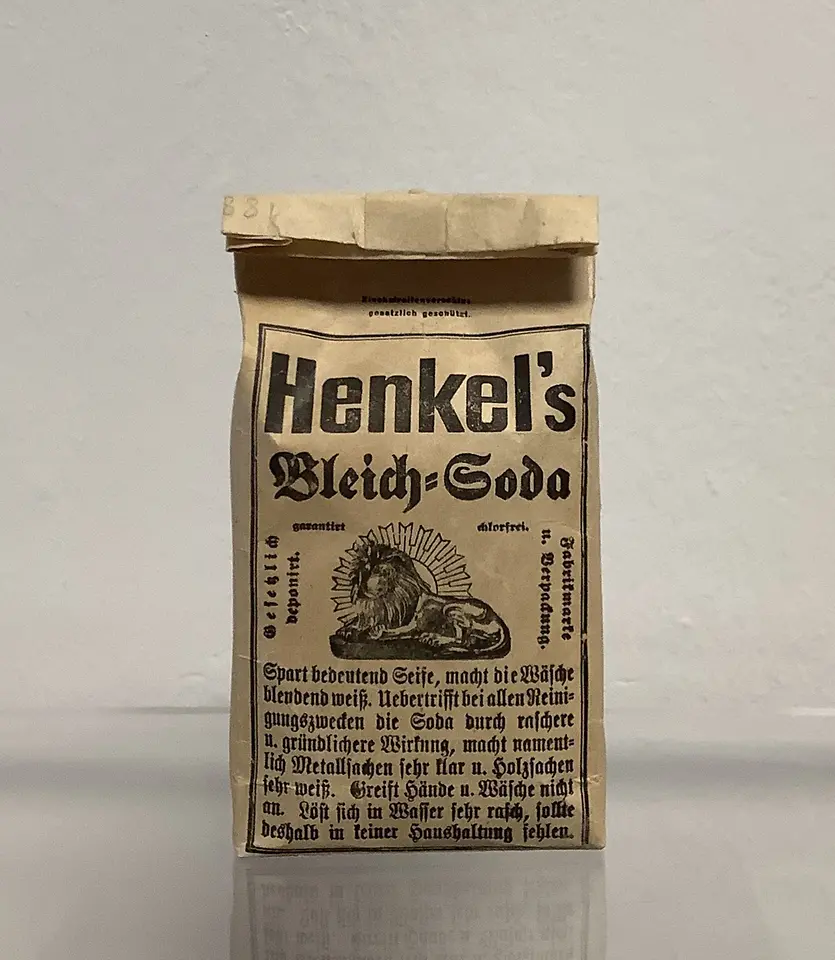 Produktpäckchen von „Henkel’s Bleich-Soda“.