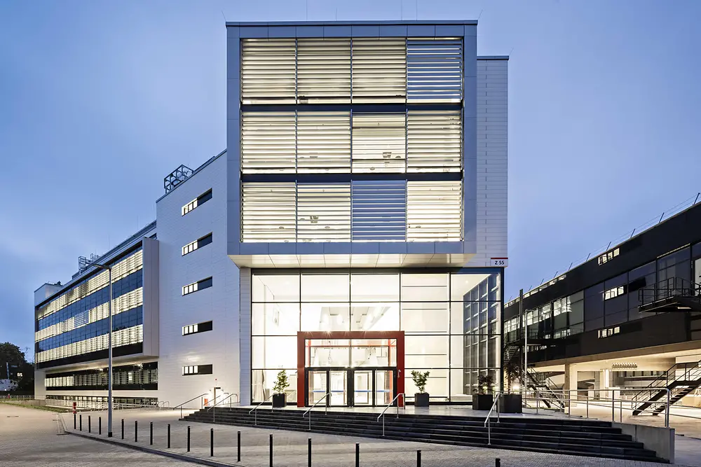 Der Haupteingang des Innovation Centers Düsseldorf. 
