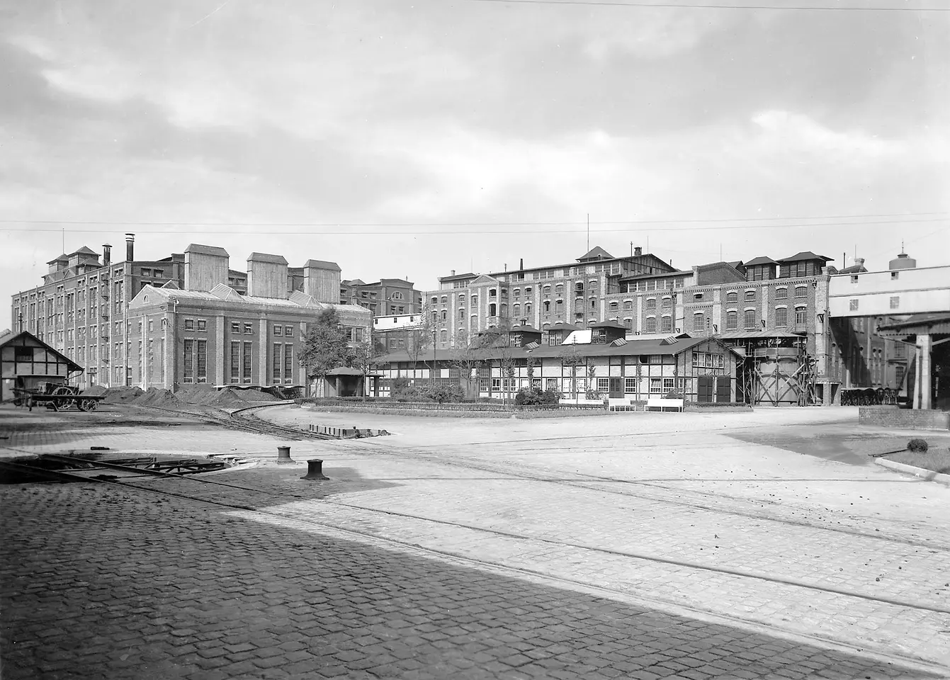 
Mit Bau und Inbetriebnahme einer eigenen Leimfabrik am Standort Düsseldorf startete Henkel am 26. Juni 1923 mit dem Verkauf von Klebstoffprodukten.