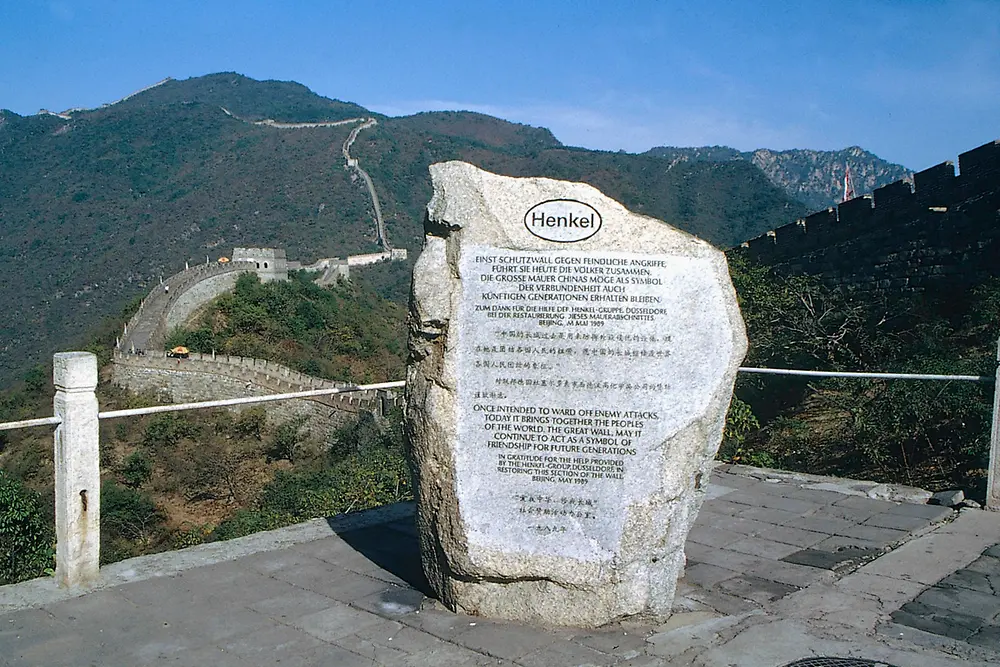 
Ein Gedenkstein an der Chinesischen Mauer erinnert an den Einsatz von Ceresit Produkten bei der Renovierung.