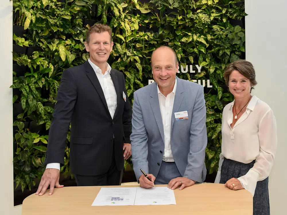 Signing des Partnerschaftsvertrags