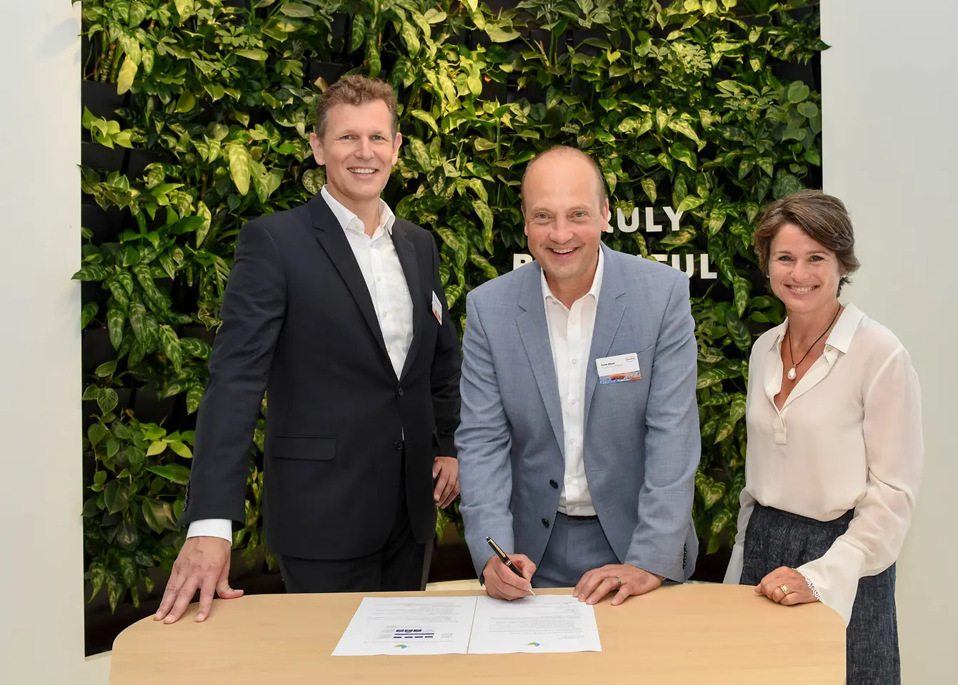 Signing des Partnerschaftsvertrags