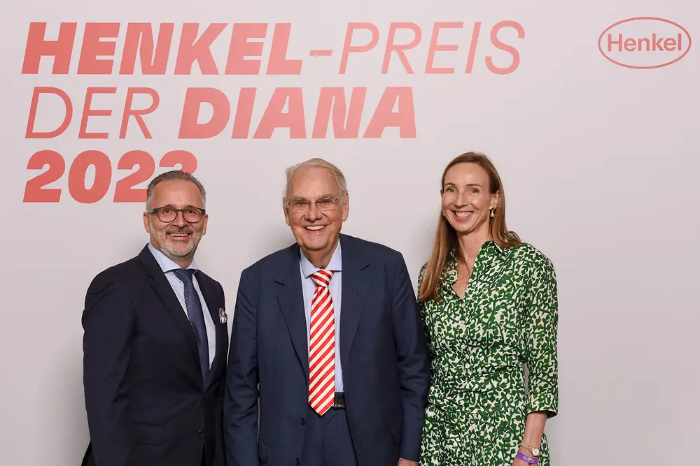 
Carsten Knobel, Dipl.-Ing. Albrecht Woeste und Dr. Simone Bagel-Trah beim Henkel-Renntag 2023 (von links)