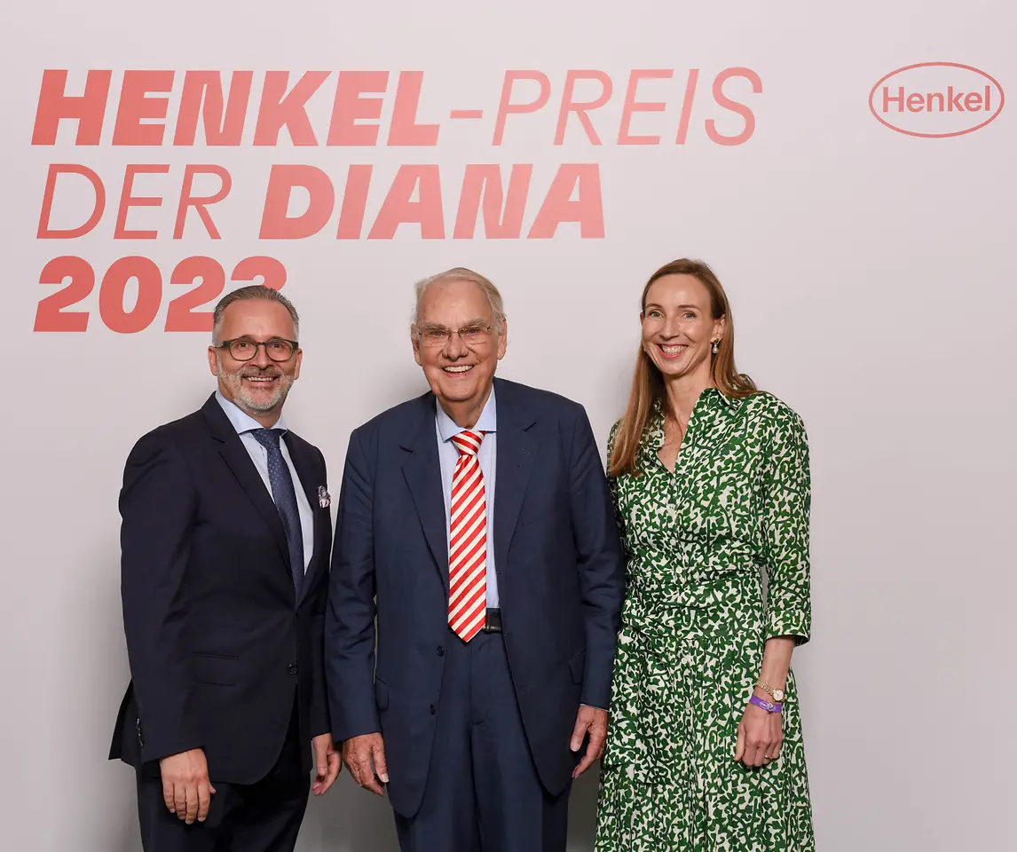
Carsten Knobel, Dipl.-Ing. Albrecht Woeste und Dr. Simone Bagel-Trah beim Henkel-Renntag 2023 (von links)