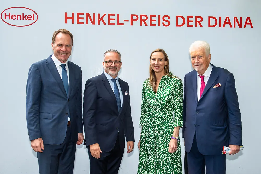 
Dr. Stephan Keller, Carsten Knobel, Dr. Simone Bagel-Trah und Peter M. Endres beim Henkel-Renntag 2023 (von links)