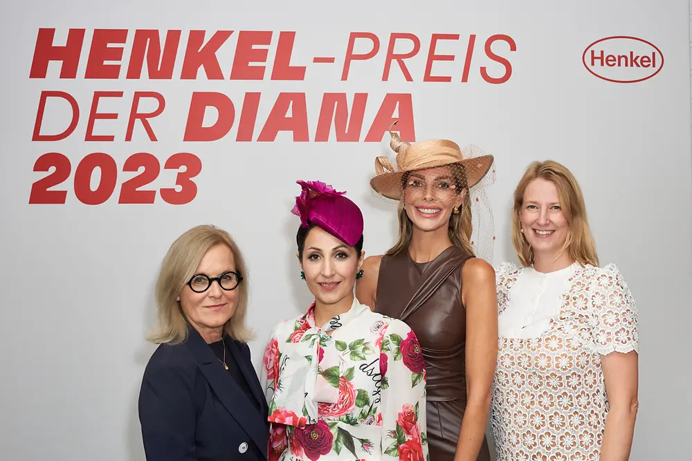 
Die Jury des Schwarzkopf Hut-Contest: Journalistin Dagmar Haas-Pilwat, Star-Stylistin Laila Hamidi, Model Annika Gassner und Nicola Surholt von Henkel (von links)
