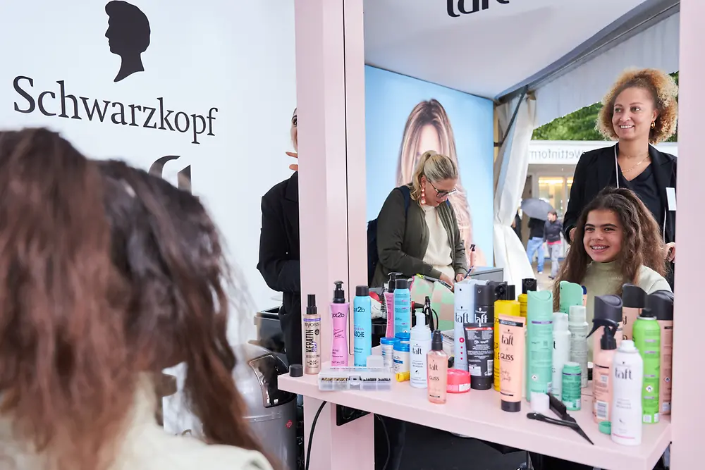 
Für die perfekte Frisur konnten sich die Besucher:innen mit Produkten von Taft und Schauma stylen lassen.