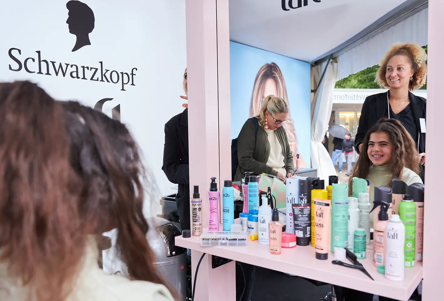 
Für die perfekte Frisur konnten sich die Besucher:innen mit Produkten von Taft und Schauma stylen lassen.