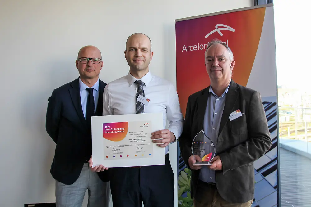 
Von links nach rechts: Volker Mansfeld, Vice President Metals EIMEA, Ronald Elemans, Key Account Manager Metal Coil, und Luc Vliex, Global Key Account Manager, nehmen den Paint Sustainability Innovation Award des Kunden ArcelorMittal stellvertretend für Henkel Adhesive Technologies entgegen.