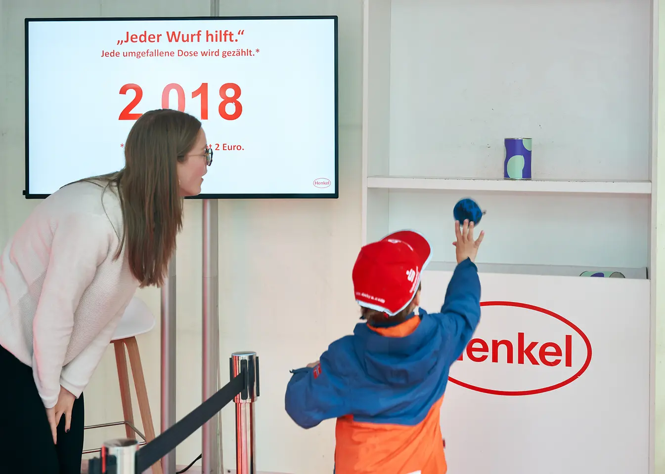 Dosenwerfen für den guten Zweck beim Henkel-Renntag 2023