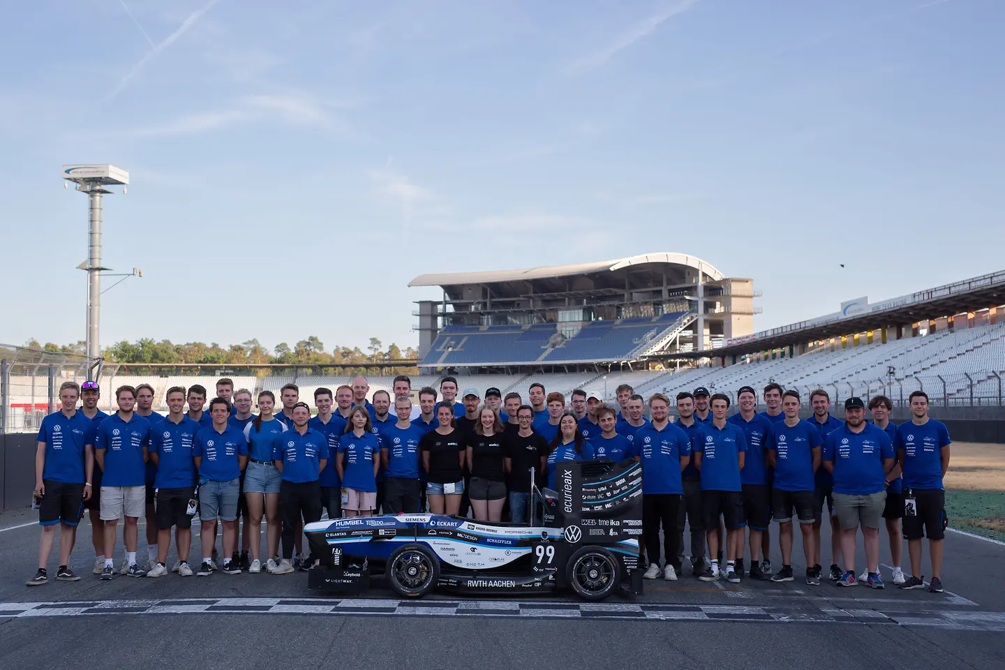 
Henkel unterstützt beim Konstruktionswettbewerb „Formula Student Germany“ 40 Teams mit Lösungen und Expertise, darunter das Team der RWTH Aachen „Ecurie Aix“
(Bild: Ecurie Aix)