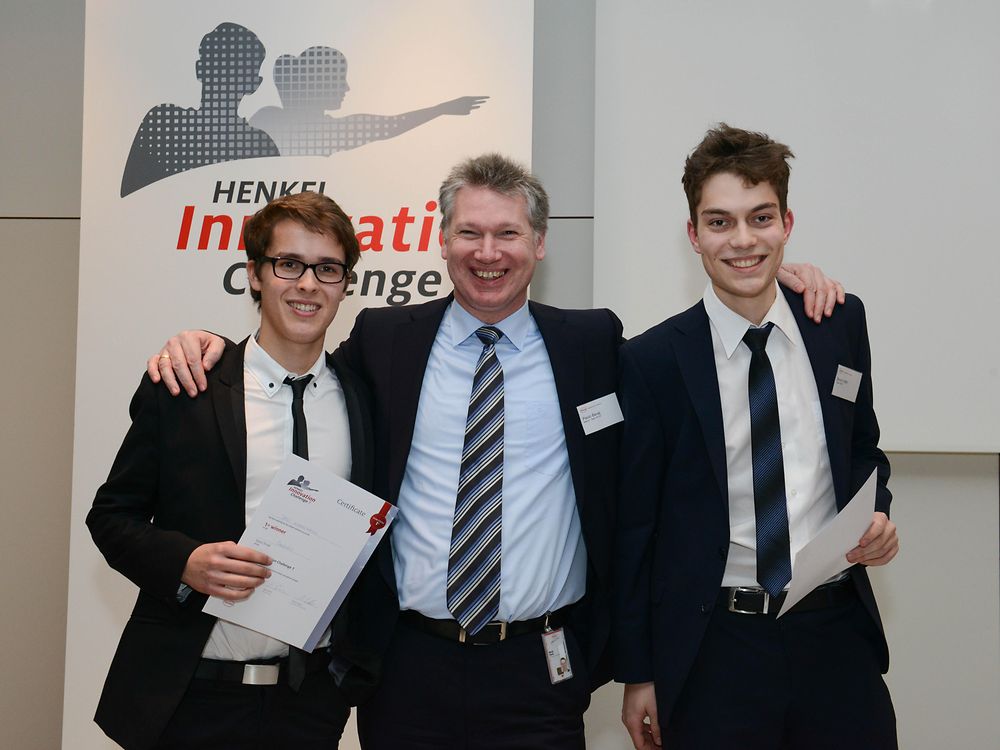 Die beiden deutschen Gewinner, David Winkelmann (links) und Bruno Veltri (rechts) mit ihrem Henkel-Mentor Paolo Bavaj, Corporate Director New Business Development Adhesive Technologies. 