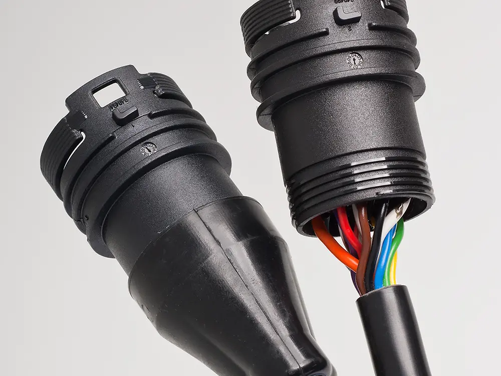 
Low Pressure Molding: Kabeltüllen mit Schmelzklebstoff Technomelt.