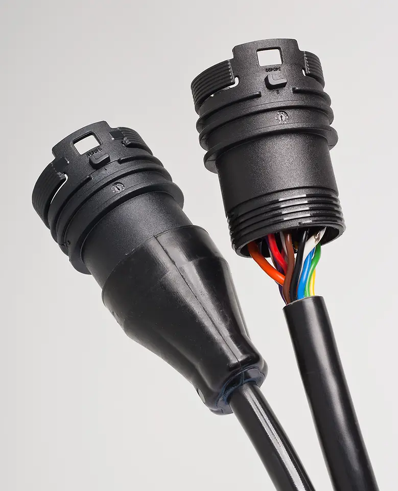 
Low Pressure Molding: Kabeltüllen mit Schmelzklebstoff Technomelt.