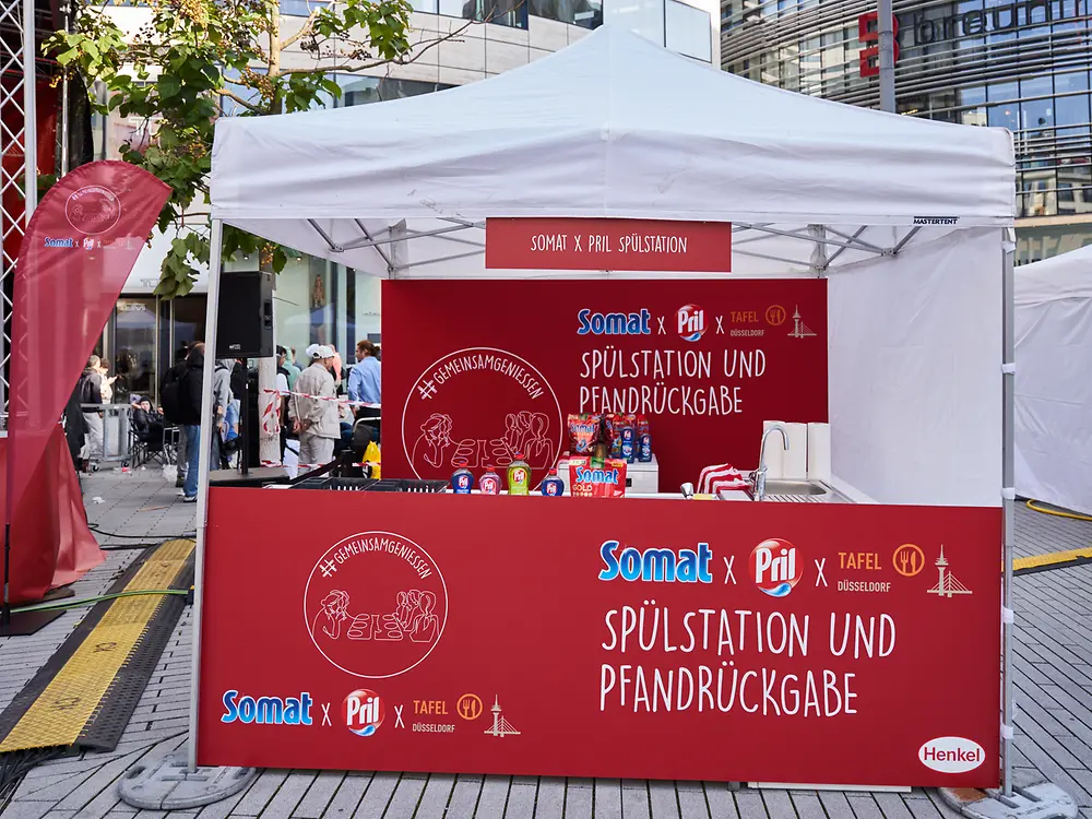 Unter dem Motto #gemeinsamgeniessen kooperieren die Marken Somat und Pril mit der Düsseldorfer Tafel e. V. und veranstalteten am Samstag, 09. September, ein gastronomisches Benefiz-Event auf dem Schadowplatz mitten in Düsseldorfs Innenstadt. 