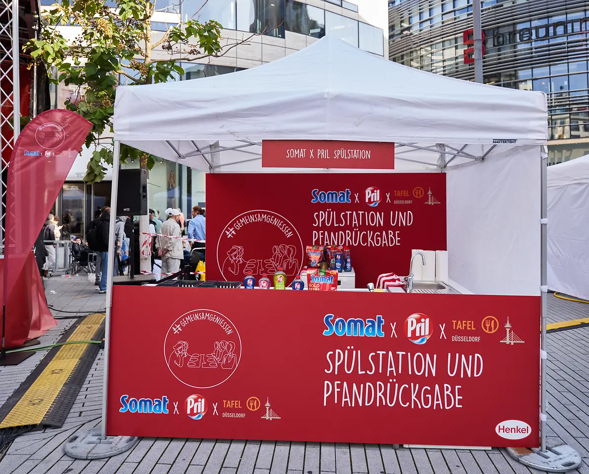 Unter dem Motto #gemeinsamgeniessen kooperieren die Marken Somat und Pril mit der Düsseldorfer Tafel e. V. und veranstalteten am Samstag, 09. September, ein gastronomisches Benefiz-Event auf dem Schadowplatz mitten in Düsseldorfs Innenstadt. 