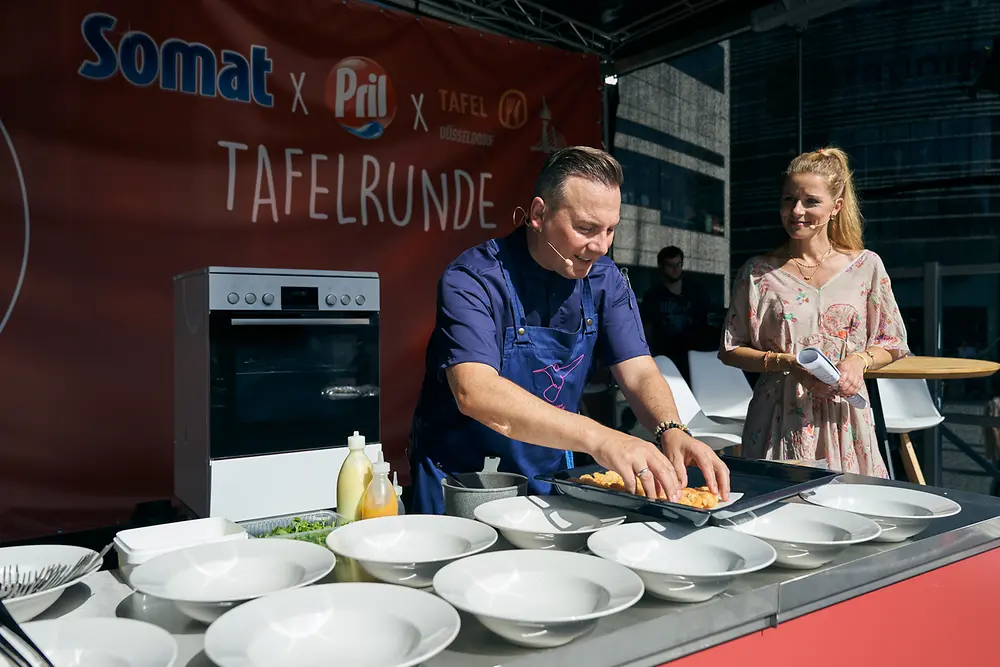 Unter dem Motto #gemeinsamgeniessen kooperieren die Marken Somat und Pril mit der Düsseldorfer Tafel e. V. und veranstalteten am Samstag, 09. September, ein gastronomisches Benefiz-Event auf dem Schadowplatz mitten in Düsseldorfs Innenstadt. 