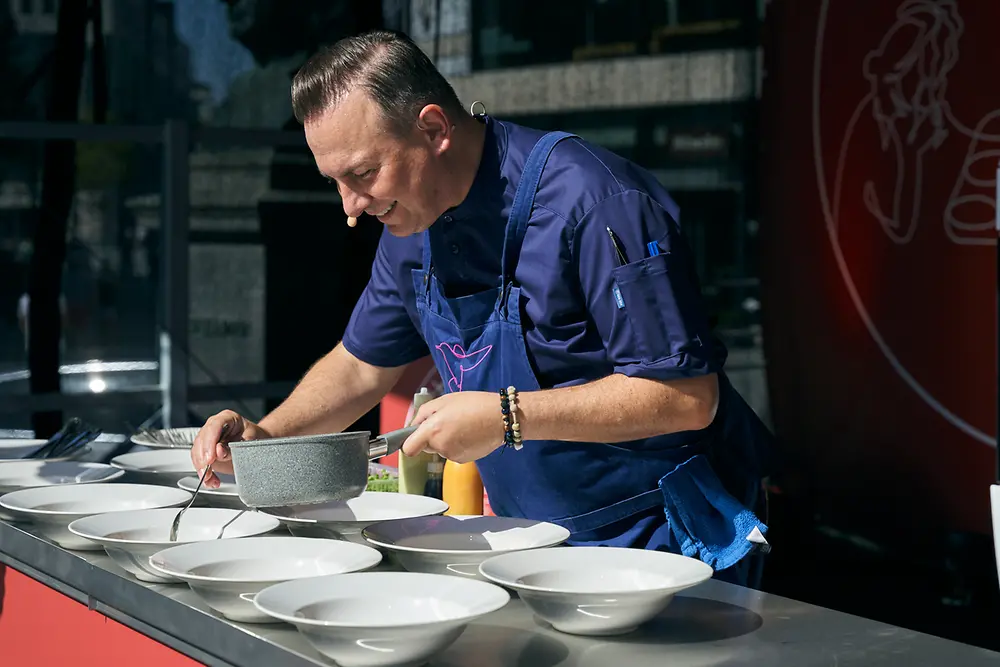 Unter dem Motto #gemeinsamgeniessen kooperieren die Marken Somat und Pril mit der Düsseldorfer Tafel e. V. und veranstalteten am Samstag, 09. September, ein gastronomisches Benefiz-Event auf dem Schadowplatz mitten in Düsseldorfs Innenstadt. 