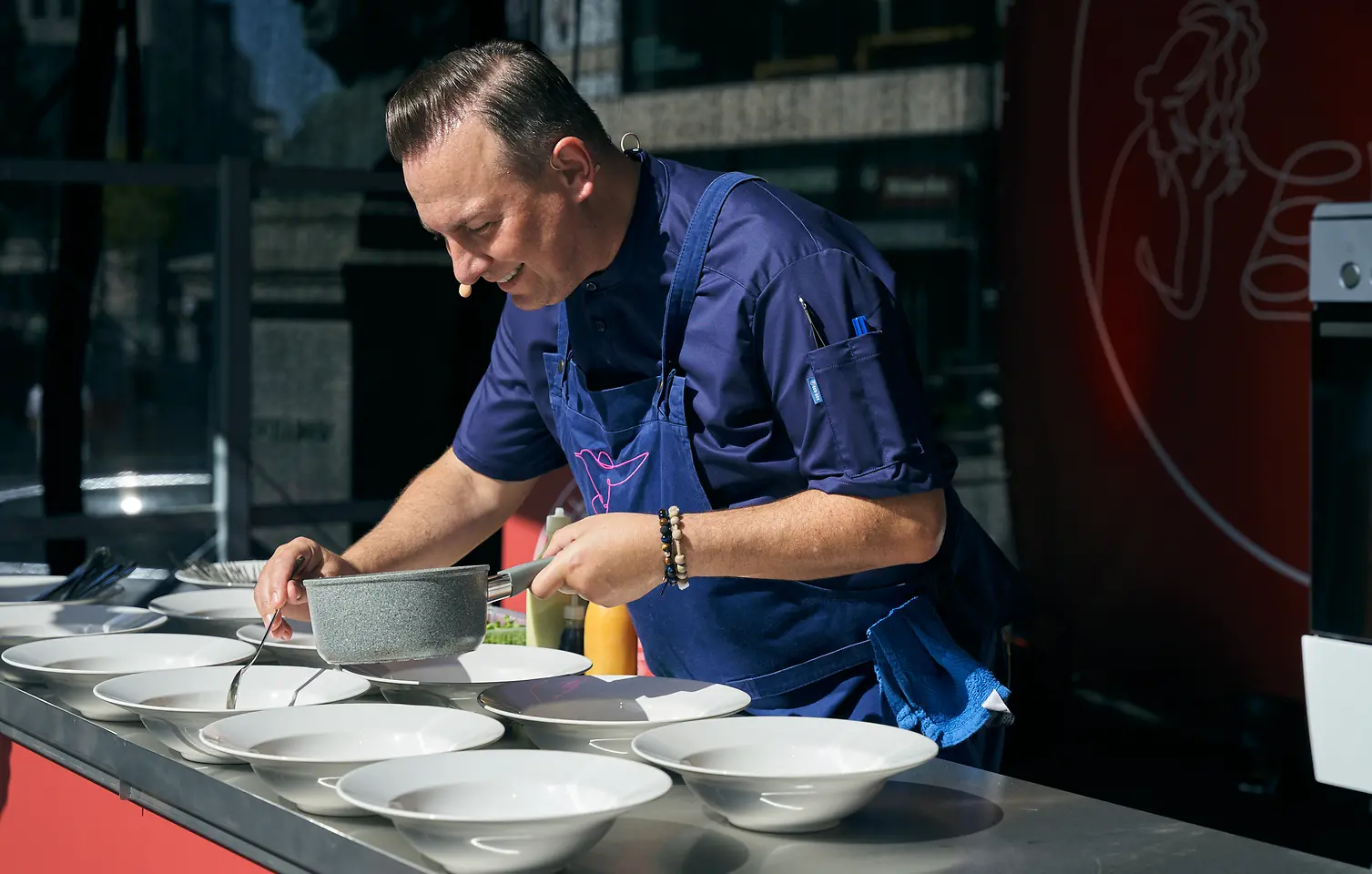 Unter dem Motto #gemeinsamgeniessen kooperieren die Marken Somat und Pril mit der Düsseldorfer Tafel e. V. und veranstalteten am Samstag, 09. September, ein gastronomisches Benefiz-Event auf dem Schadowplatz mitten in Düsseldorfs Innenstadt. 