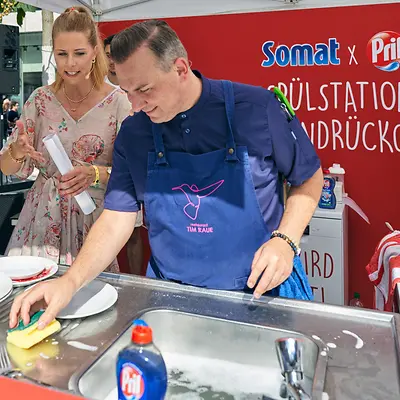 Unter dem Motto #gemeinsamgeniessen kooperieren die Marken Somat und Pril mit der Düsseldorfer Tafel e. V. und veranstalteten am Samstag, 09. September, ein gastronomisches Benefiz-Event auf dem Schadowplatz mitten in Düsseldorfs Innenstadt. 