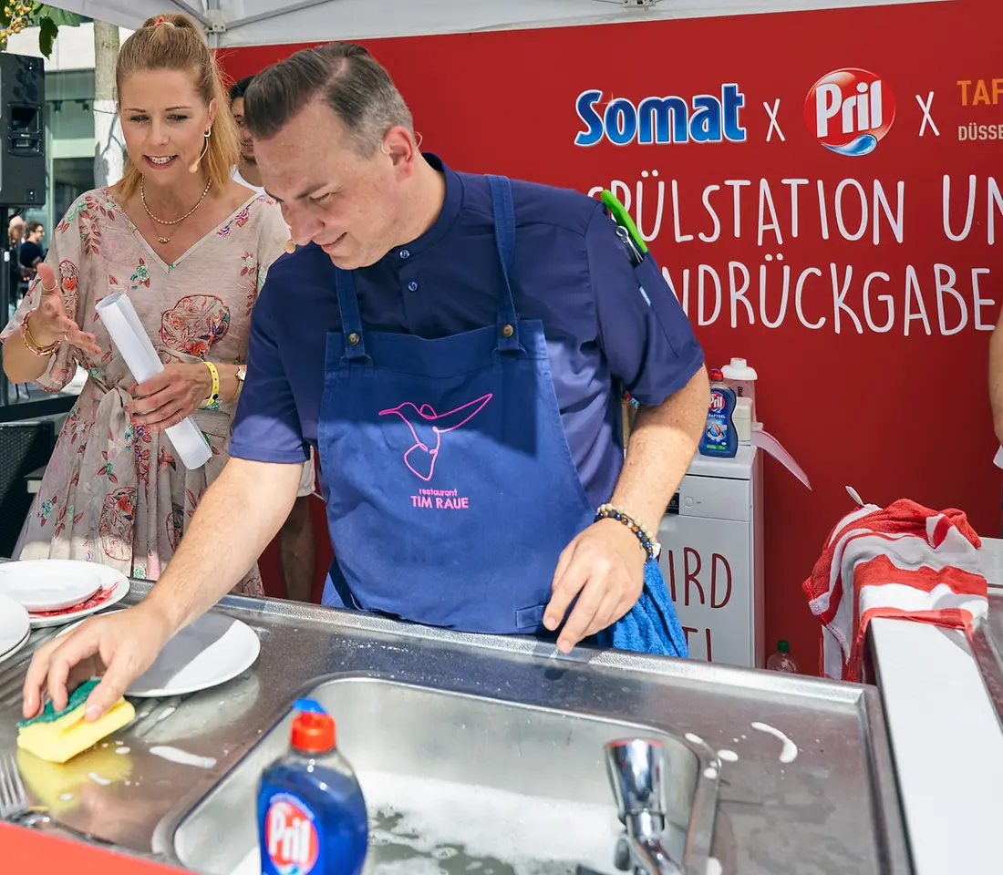Unter dem Motto #gemeinsamgeniessen kooperieren die Marken Somat und Pril mit der Düsseldorfer Tafel e. V. und veranstalteten am Samstag, 09. September, ein gastronomisches Benefiz-Event auf dem Schadowplatz mitten in Düsseldorfs Innenstadt. 