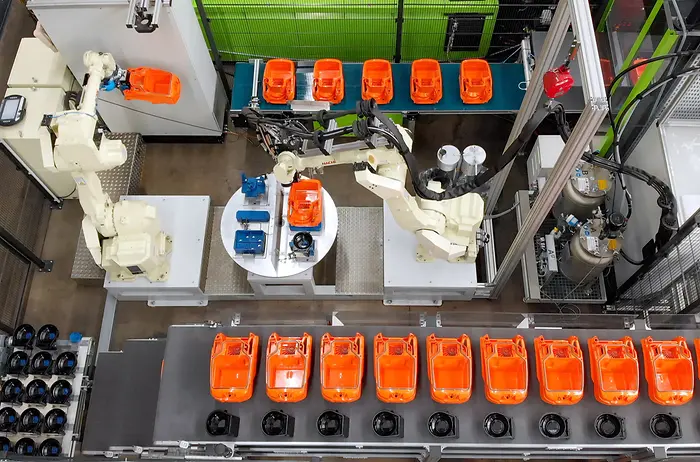
Der 6-Achsroboter legt das Staubsauger- und Motortopfgehäuse für den Dosierauftrag in einem Schritt auf den Rundtakttisch-Teileaufnahmen ab.