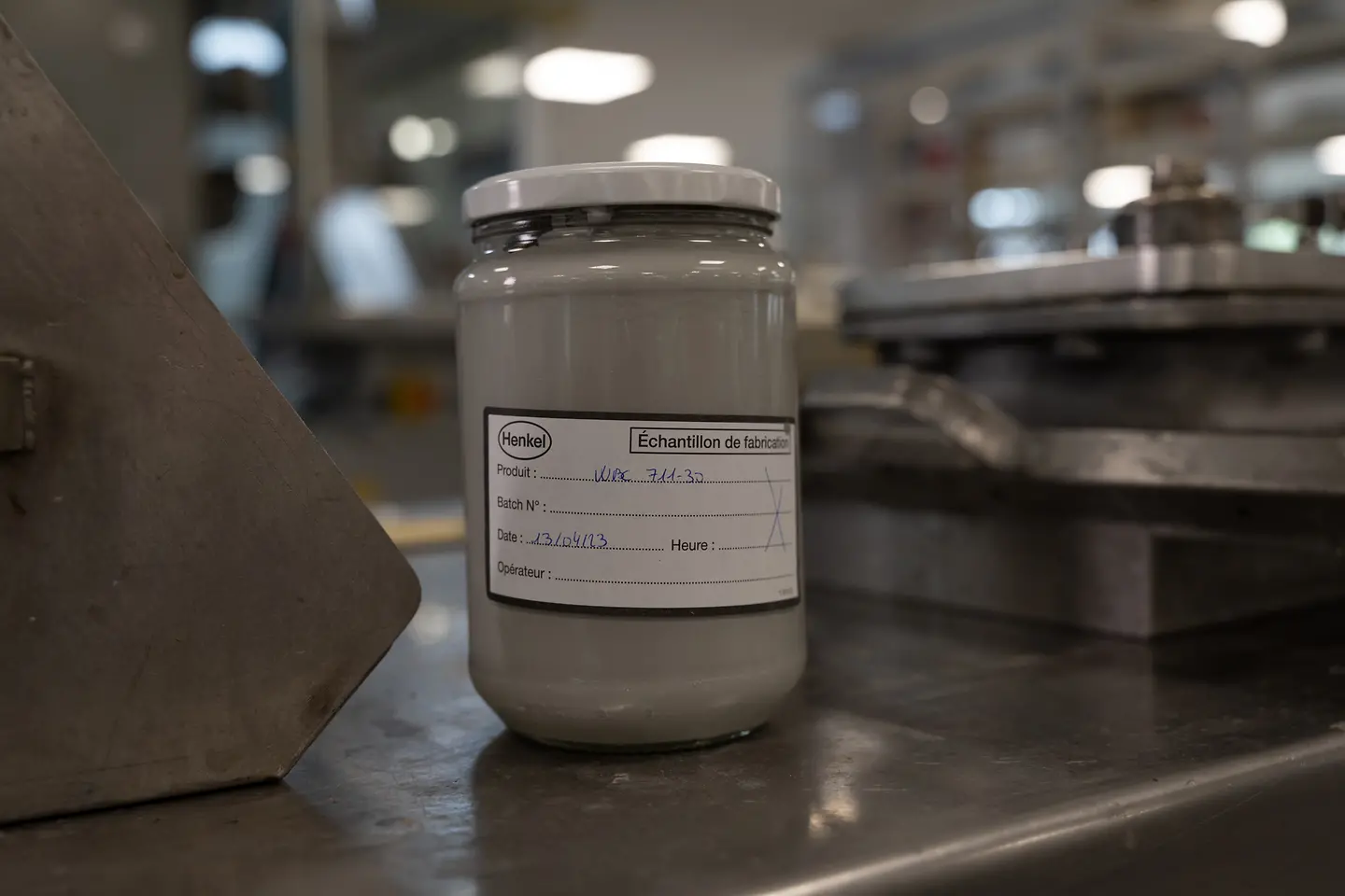 
Henkel Adhesive Technologies hat einen neuen Dichtstoff für Dosen in der Lebensmittelindustrie entwickelt: DAREX WBC 711. 