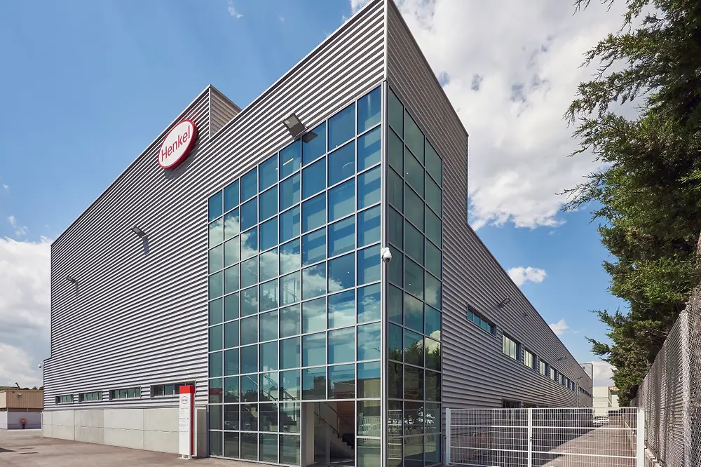 
Im spanischen Montornès del Vallès hat Henkel Adhesive Technologies seine Produktionskapazitäten deutlich erweitert. 