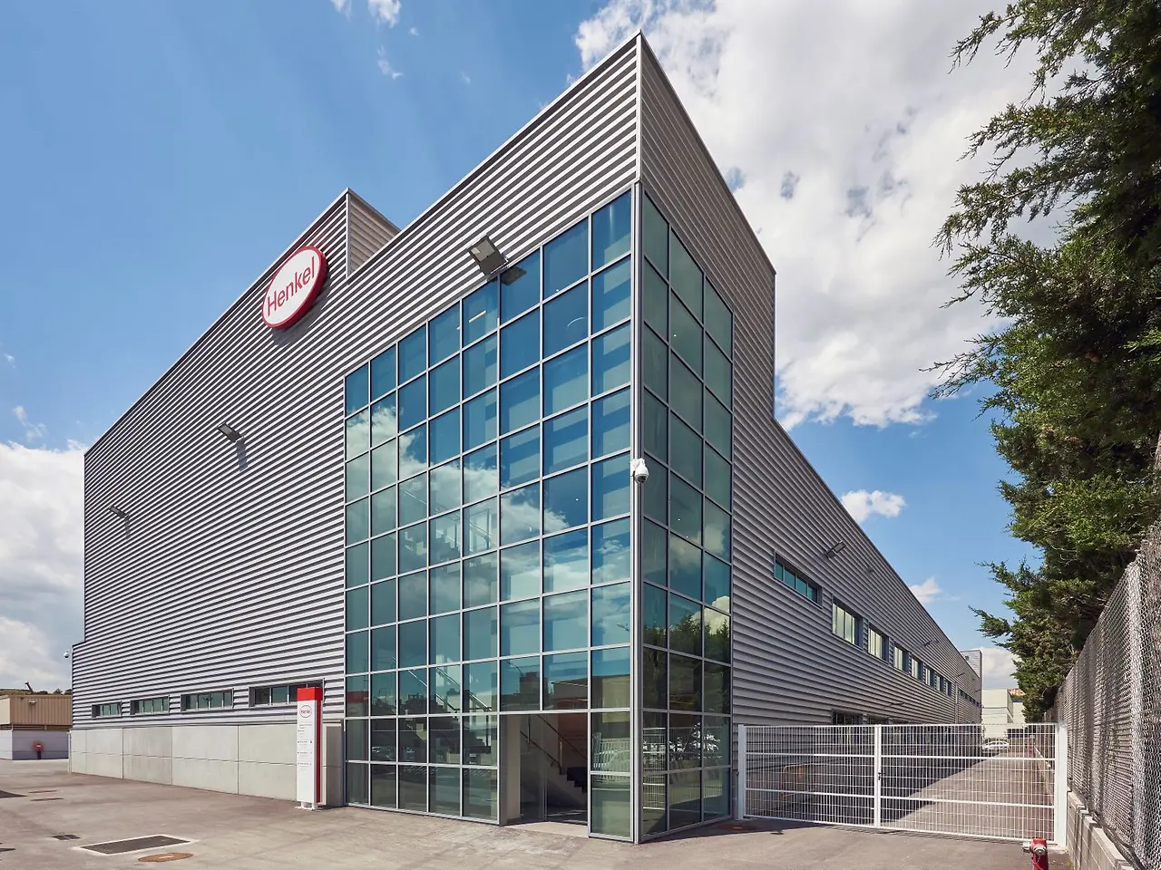 
Im spanischen Montornès del Vallès hat Henkel Adhesive Technologies seine Produktionskapazitäten deutlich erweitert. 