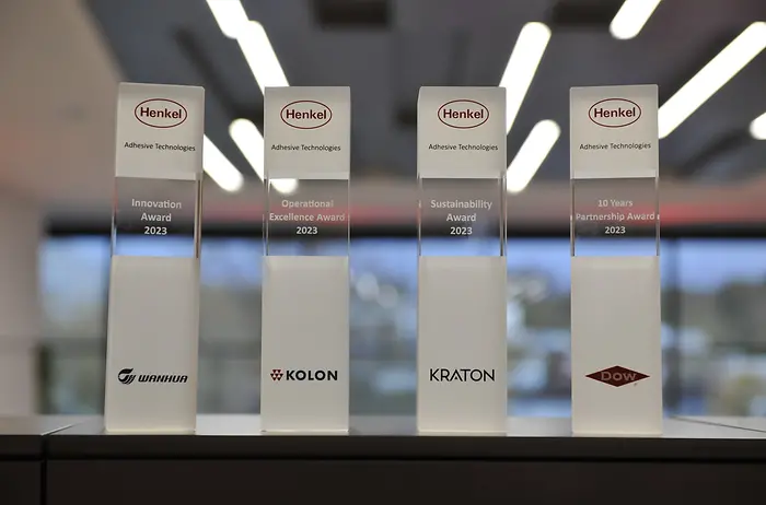 
Henkel hat seine Supplier Awards 2023 an Kraton, Wanhua und Kolon verliehen und Dow mit einem speziellen Jubiläums-Award ausgezeichnet.