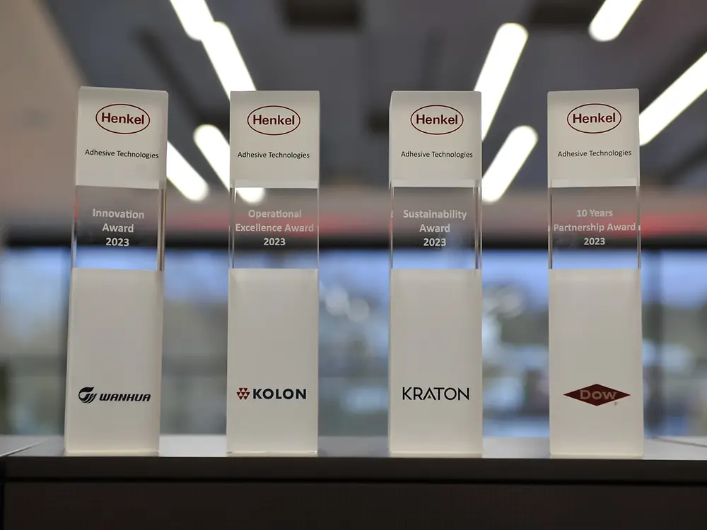 
Henkel hat seine Supplier Awards 2023 an Kraton, Wanhua und Kolon verliehen und Dow mit einem speziellen Jubiläums-Award ausgezeichnet.