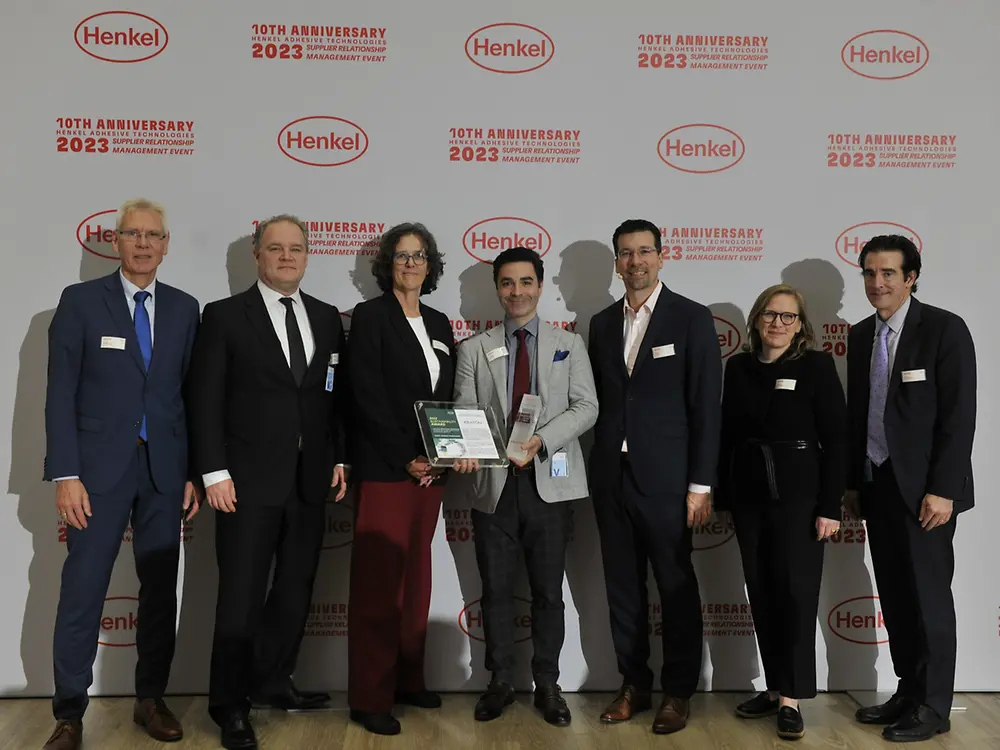 
Sustainability Award 2023 für Kraton (von links nach rechts): Ernst Stoelzel – Vice President Sales & Marketing for Performance Products bei Kraton Polymers – Minco van Breetvoort, President Kraton Pine Chemicals, Marianne Ros – Vice President Research & Development, Kraton Pine Chemicals, Pedro Lopes – Chief Sustainability Officer bei Kraton, Mark Dorn – Executive Vice President Henkel Adhesive Technologies, Pernille Olsen – Corporate Senior Vice President Packaging & Consumer Goods bei Henkel Adhesive Technologies, Kevin Campbell – Vice President of Commercial and Procurement, Kraton Pine Chemicals 