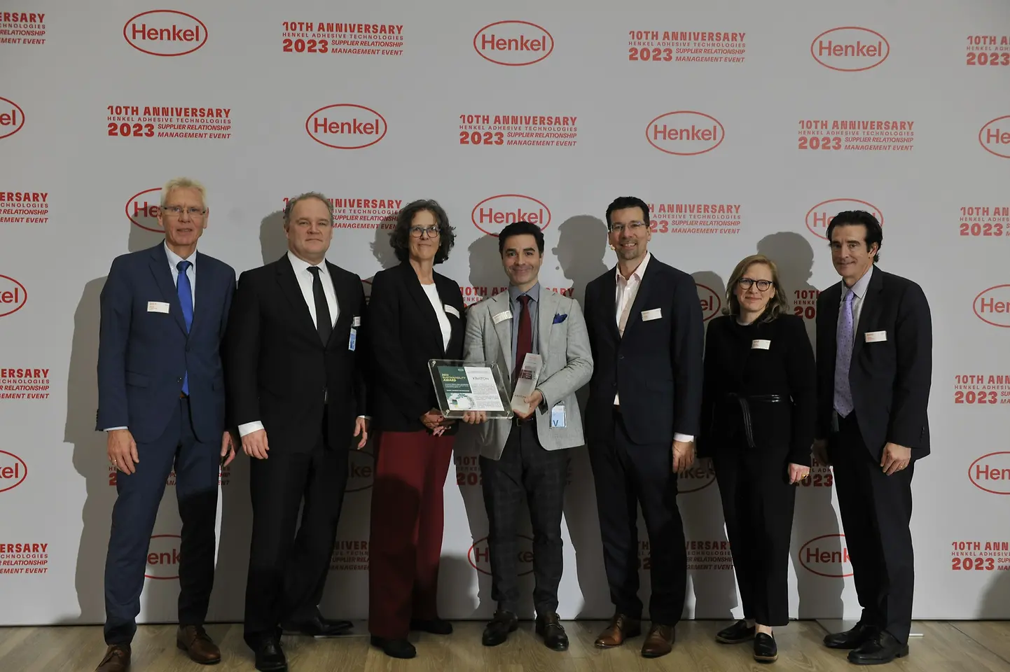 
Sustainability Award 2023 für Kraton (von links nach rechts): Ernst Stoelzel – Vice President Sales & Marketing for Performance Products bei Kraton Polymers – Minco van Breetvoort, President Kraton Pine Chemicals, Marianne Ros – Vice President Research & Development, Kraton Pine Chemicals, Pedro Lopes – Chief Sustainability Officer bei Kraton, Mark Dorn – Executive Vice President Henkel Adhesive Technologies, Pernille Olsen – Corporate Senior Vice President Packaging & Consumer Goods bei Henkel Adhesive Technologies, Kevin Campbell – Vice President of Commercial and Procurement, Kraton Pine Chemicals 