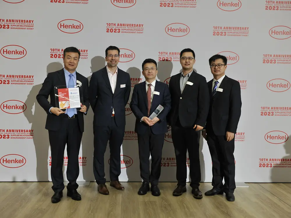
Innovation Award 2023 für Wanhua (von links nach rechts): Wenping Zhang – General Manager of International Department bei Wanhua, Mark Dorn – Executive Vice President Henkel Adhesive Technologies, Jiakuan Sun – Deputy Dean of Central Research Institute bei Wanhua, Gary Gu – Deputy General Manager of Surface Materials Business Group bei Wanhua, Ben Zhang – R&D Manager for Adhesive Materials bei Wanhua