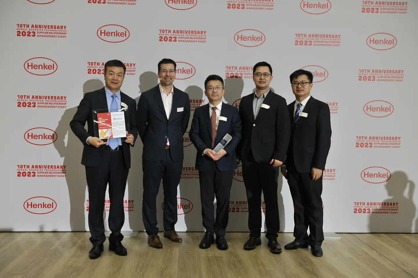 
Innovation Award 2023 für Wanhua (von links nach rechts): Wenping Zhang – General Manager of International Department bei Wanhua, Mark Dorn – Executive Vice President Henkel Adhesive Technologies, Jiakuan Sun – Deputy Dean of Central Research Institute bei Wanhua, Gary Gu – Deputy General Manager of Surface Materials Business Group bei Wanhua, Ben Zhang – R&D Manager for Adhesive Materials bei Wanhua