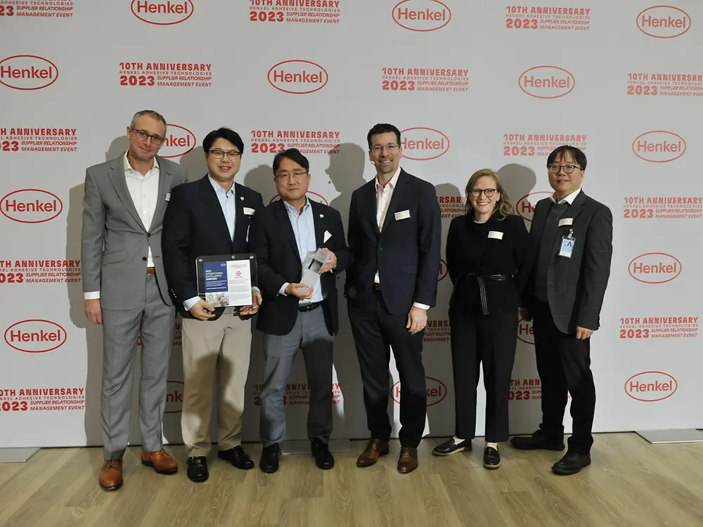 
Operational Excellence Award 2023 für Kolon (von links nach rechts): Johannes Legrand – Corporate Senior Vice President Operations and Supply Chain bei Henkel Adhesive Technologies, Jihoon Cho – Manager Hydrocarbon Resin Business bei Kolon Industries, Gerald Lim – Head of Hydrocarbon Resin Sales bei Kolon Industries, Mark Dorn – Executive Vice President Henkel Adhesive Technologies, Pernille Olsen – Corporate Senior Vice President Packaging & Consumer Goods bei Henkel Adhesive Technologies, David Kim – Representative of Kolon Europe
