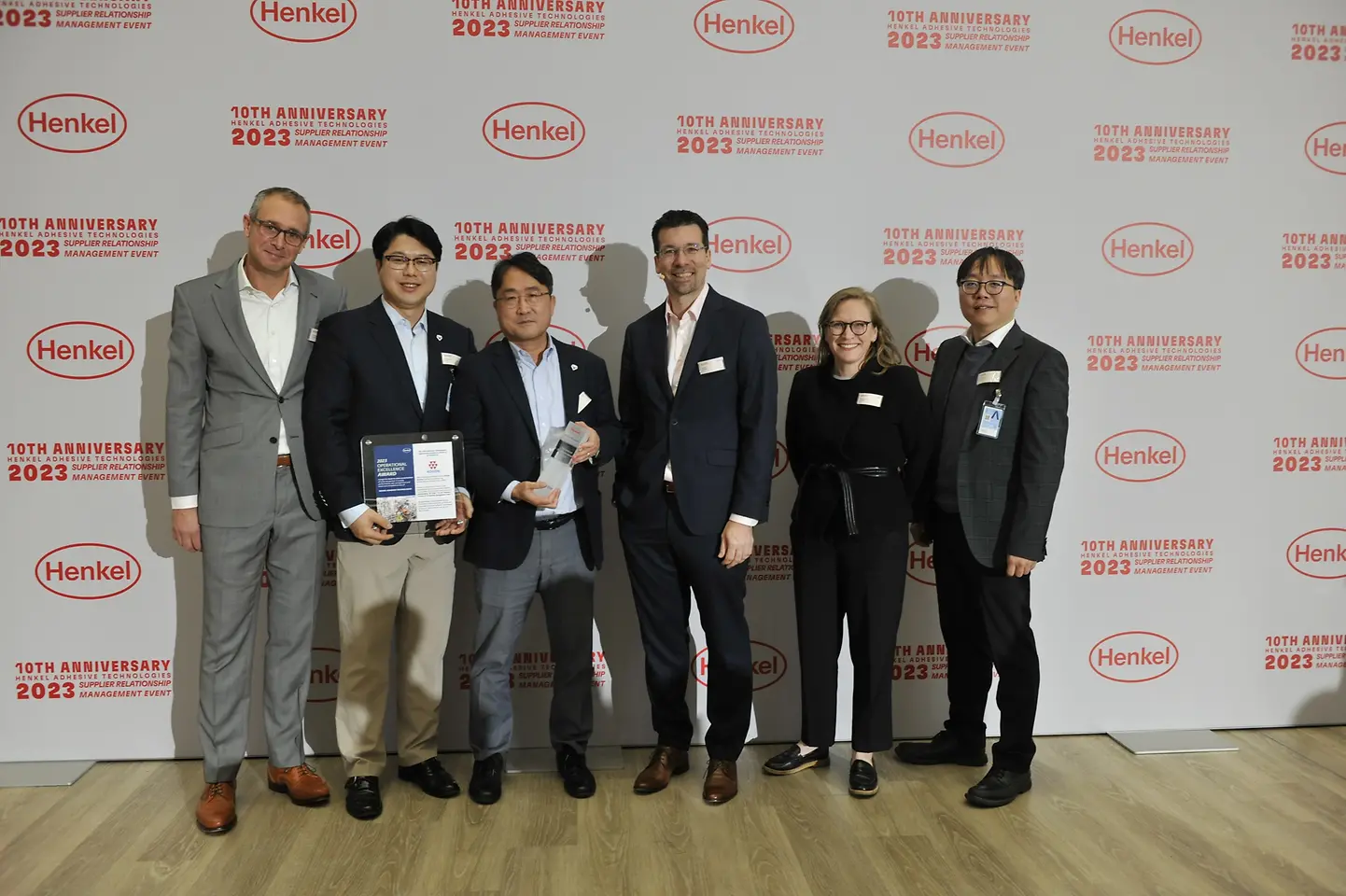 
Operational Excellence Award 2023 für Kolon (von links nach rechts): Johannes Legrand – Corporate Senior Vice President Operations and Supply Chain bei Henkel Adhesive Technologies, Jihoon Cho – Manager Hydrocarbon Resin Business bei Kolon Industries, Gerald Lim – Head of Hydrocarbon Resin Sales bei Kolon Industries, Mark Dorn – Executive Vice President Henkel Adhesive Technologies, Pernille Olsen – Corporate Senior Vice President Packaging & Consumer Goods bei Henkel Adhesive Technologies, David Kim – Representative of Kolon Europe
